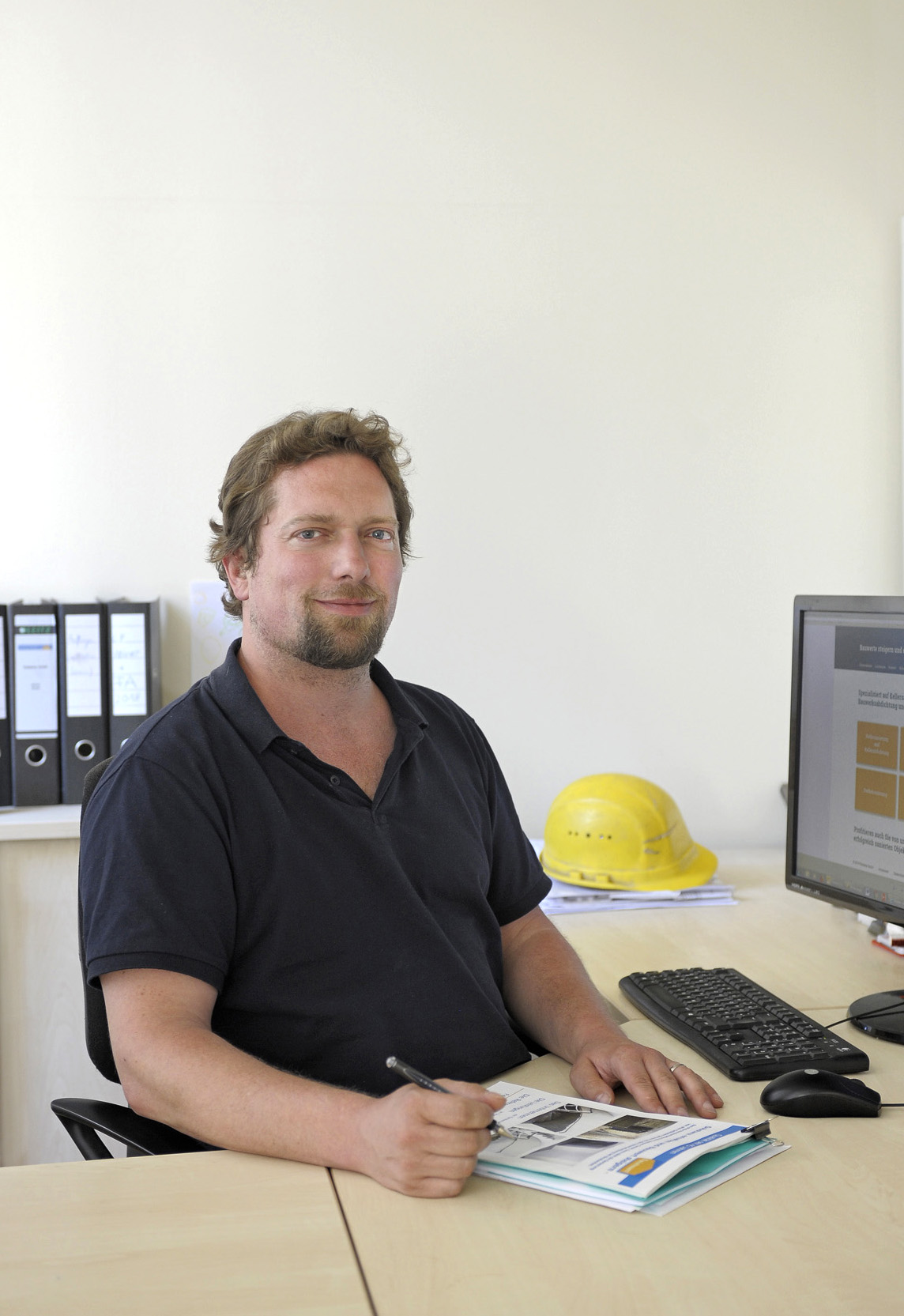 Christian Faistauer, Ihr persönlicher Ansprechpartner, am Schreibtisch im Büro der Faistauer GmbH